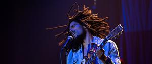 HANDOUT - 24.01.2023, ---: Kingsley Ben-Adir als Bob Marley in einer Szene des Films «Bob Marley: One Love» (undatierte Filmszene). Der Film kommt am 15.02.2024 in die deutschen Kinos. (zu dpa-Kinostarts) Foto: Chiabella James/Paramount Pictures Germany/dpa - ACHTUNG: Nur zur redaktionellen Verwendung bis zum 15.09.2024 im Zusammenhang mit einer Berichterstattung über den Film und nur mit vollständiger Nennung des vorstehenden Credits +++ dpa-Bildfunk +++