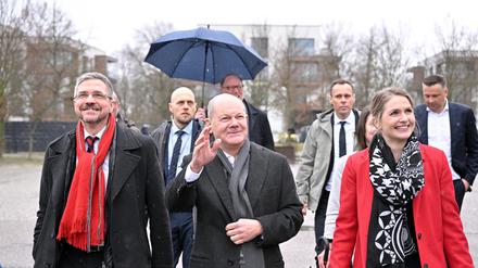 Scholz auf Potsdam-Besuch an der Schule am Schloss. Mit Schulleiterin Sabvrina Lewerenz und OB Mike Schubert. 