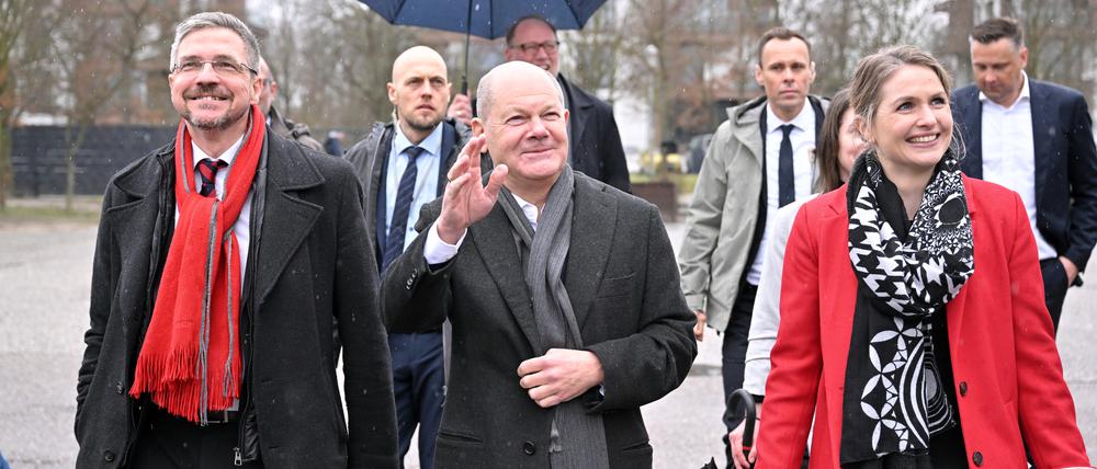 Scholz auf Potsdam-Besuch an der Schule am Schloss. Mit Schulleiterin Sabvrina Lewerenz und OB Mike Schubert. 