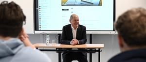 Bundeskanzler Olaf Scholz (SPD) unterhält sich mit Schülern der Schule am Schloss in Potsdam über das Thema Politik und Digitalisierung.