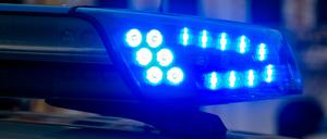 Ein Blaulicht der Polizei leuchtet auf. 