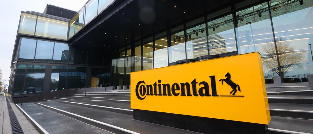 Ein Firmenlogo steht vor der neuen Unternehmenszentrale von Continental.