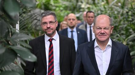 Olaf Scholz (SPD) zu Besuch in der Biosphäre, hier mit Potsdams OB Mike Schubert (SPD).