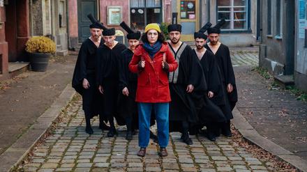 Verfolgt vom Urgroßvater und seinen Kumpanen: Im Forums-Beitrag „Shahid“ (mit Baharak Abdolifard) wird die iranisch-stämmige Filmemacherin von ihrer Vergangenheit heimgesucht. 