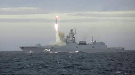 In diesem vom russischen Verteidigungsministerium veröffentlichten Foto ist der Abschuss eines Hyperschall-Marschflugkörpers Zirkon während einer Übungen in der Barentssee zu sehen.