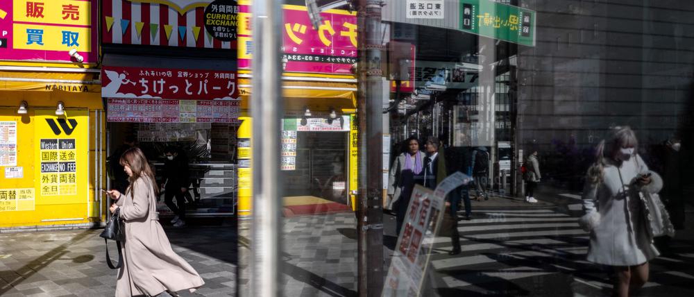 Fußgänger in Tokio, Japan. 