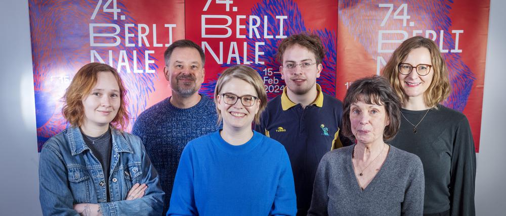 Liz Vliegenthart, Christoph Ulleweit, Paula Isabel Glamann, Otto Brink, Christine Jung und Nina Müller (v.l.): die Tagesspiegel-Leserjury 2024. Nummer sieben, Torben Schläger, steckte beim Fototermin leider im Stau.