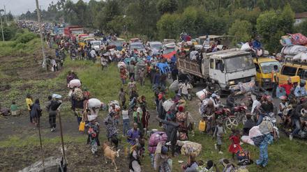 Hunderttausende fliehen vor dem anhaltenden Konflikt zwischen Regierungstruppen und M-23-Rebellen im Osten Kongo.  