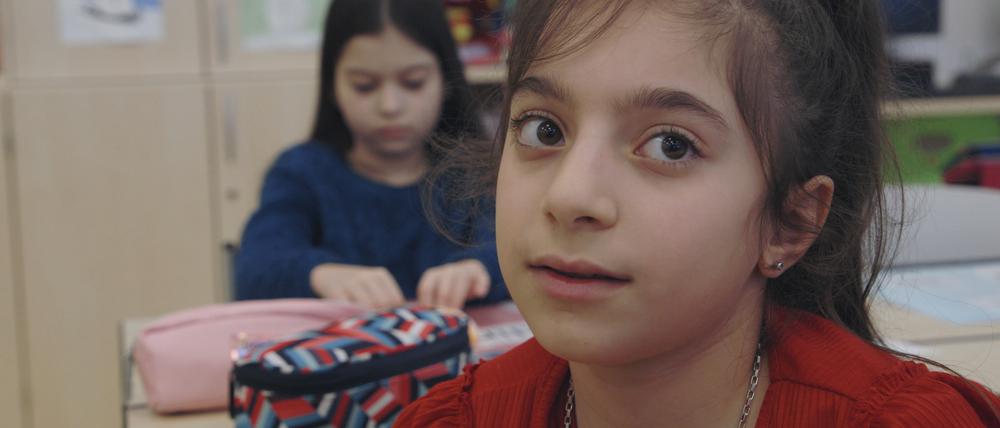 Majeda aus Syrien lernt rasend schnell Deutsch, eine echte Favoritin in Ruth Beckermanns Dokumentarfilm „Favoriten“.