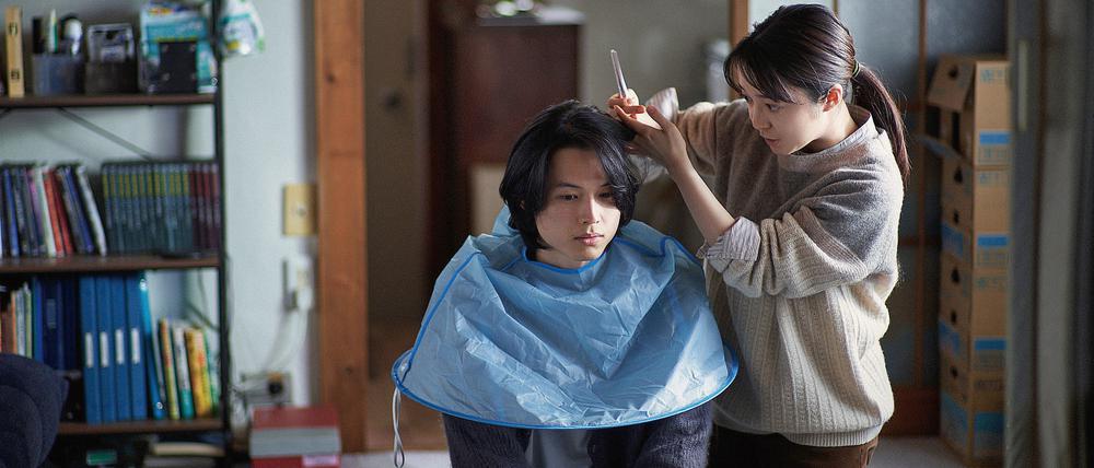 Sie leidet unter PMS, er unter Panikattacken. Aber die Nähe beim Haareschneiden erträgt er irgendwann: „All the Long Nights“ von Shô Miyake, mit Hokuto Matsumura und Mone Kamishiraishi (r.)
