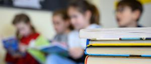 Kinder lesen in einer Grundschule. 