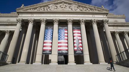 Eine Frau und ein Mann gehen die Stufen zum National Archives Research Centers hinauf.