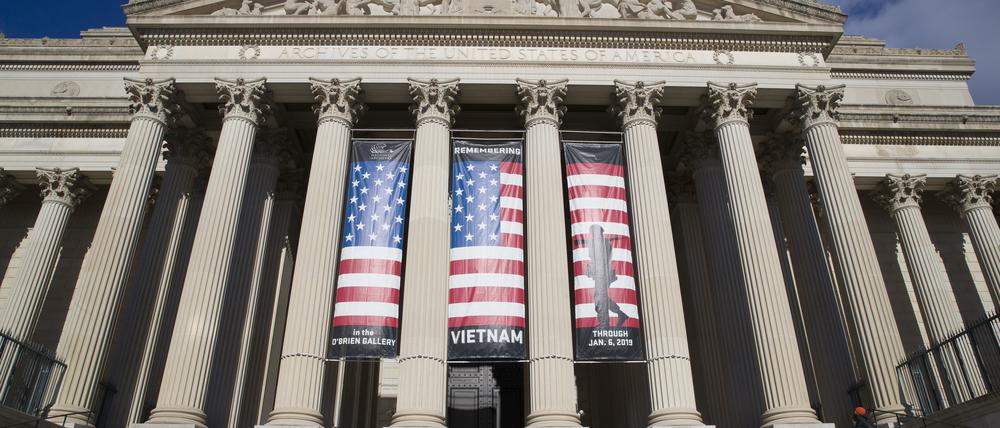 Eine Frau und ein Mann gehen die Stufen zum National Archives Research Centers hinauf.