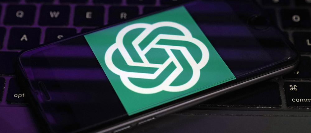 Das Logo von OpenAI, dem Hersteller von ChatGPT, wird auf dem Bildschirm eines Smartphones angezeigt.