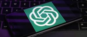 Das Logo von OpenAI, dem Hersteller von ChatGPT, wird auf dem Bildschirm eines Smartphones angezeigt.