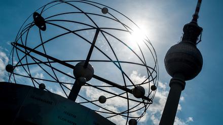 Die Sonne strahlt am 24.05.2014 am Alexanderplatz in Berlin hinter der Weltzeituhr und dem Fernsehturm.