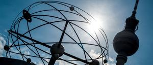 Die Sonne strahlt am 24.05.2014 am Alexanderplatz in Berlin hinter der Weltzeituhr und dem Fernsehturm.