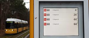 Die Straßenbahnlinie 68 verbindet Köpenick mit Grünau und Schmöckwitz. Derzeit kann die Linie eine Totalsperrung des Adlergestells problemlos umfahren, trotzdem verkehrt sie nur im 20-Minuten-Takt.