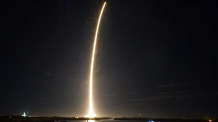 Eine SpaceX Falcon 9 Rakete hebt am frühen Donnerstag von der Rampe 39A im Kennedy Space Center in Cape Canaveral, Florida, ab. Das Ziel der Mission ist es, wissenschaftliche Nutzlasten auf die Mondoberfläche zu bringen. 