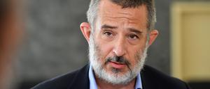 Stephan Kramer, Verfassungsschutzpräsident von Thüringen, spricht mit Journalisten. 