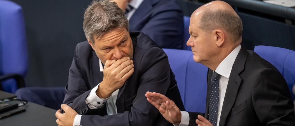 Bundeskanzler Olaf Scholz (SPD, rechts) und Wirtschaftsminister Robert Habeck (Bündnis 90/Die Grünen)