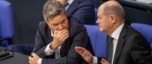Bundeskanzler Olaf Scholz (SPD, rechts) und Wirtschaftsminister Robert Habeck (Bündnis 90/Die Grünen)