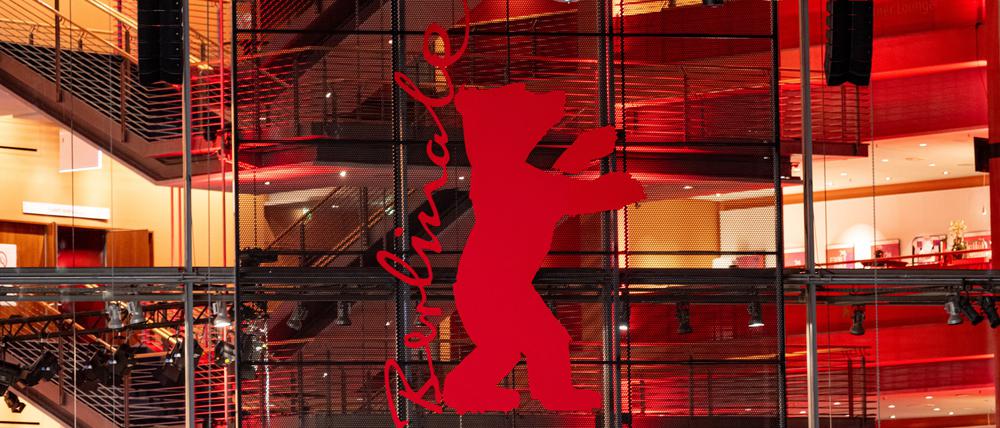 15.02.2024, Berlin: Der Eingangsbereich am Berlinale Palast ist am frühen Morgen am Tag der Eröffnung leer. Die 74. Ausgabe der Berlinale wird am heutigen Donnerstag eröffnet. Foto: Fabian Sommer/dpa +++ dpa-Bildfunk +++