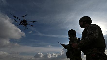 Ukrainische Soldaten fliegen mit einem unbemannten Luftfahrzeug (UAV) vom Typ Vampire in der Nähe einer Frontlinie.