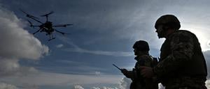 Ukrainische Soldaten mit einer Drohne nahe der Front