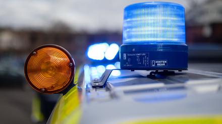 ILLUSTRATION - 31.01.2024, Saarland, Saarbrücken: Blaulicht auf einem Einsatzfahrzeug der Polizei. (zu dpa: «Jungen sollen Hakenkreuze an Drogeriemarkt gesprüht haben») Foto: Oliver Dietze/dpa +++ dpa-Bildfunk +++
