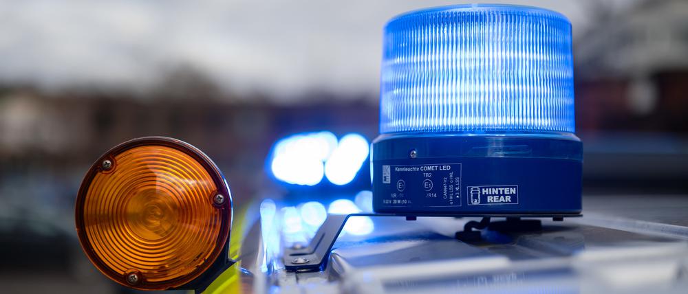ILLUSTRATION - 31.01.2024, Saarland, Saarbrücken: Blaulicht auf einem Einsatzfahrzeug der Polizei. (zu dpa: «Jungen sollen Hakenkreuze an Drogeriemarkt gesprüht haben») Foto: Oliver Dietze/dpa +++ dpa-Bildfunk +++
