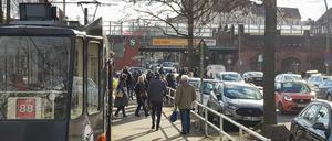 Die bisherige Endstation der Straßenbahnlinie 88 am S-Bahnhof Friedrichshagen. Die von der Schöneicher-Woltersdorfer Straßenbahn betriebene Strecke soll über die viel befahrene Straße direkt vor den Bahnhof verlegt werden. 