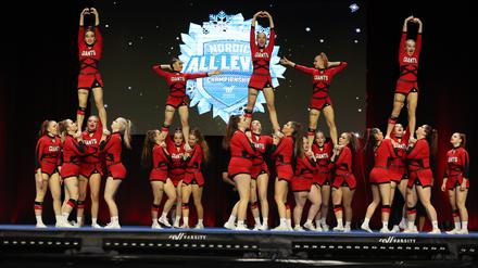 Die Cheerleaderinnen des Marzahner Vereins zeigen beeindruckende akrobatische Übungen.