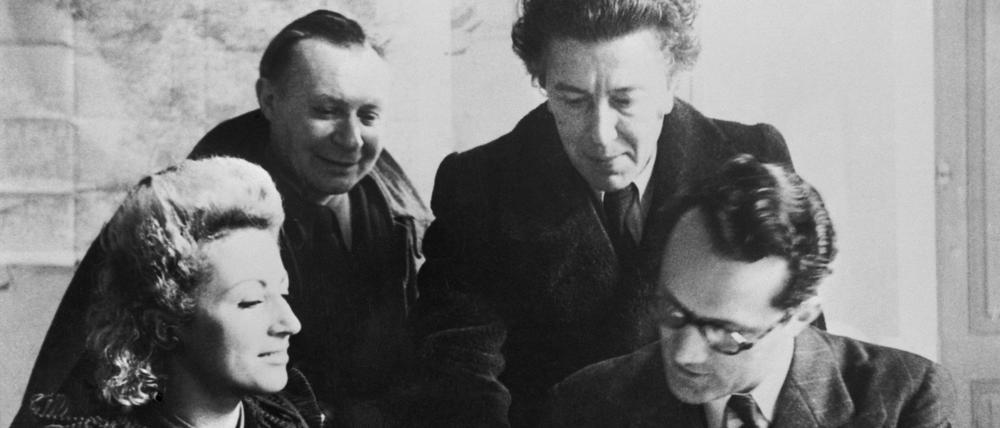 Der Helfer und seine Freunde. Varian Fry um 1940 in der Villla Bel Air in Marseille mit Jacqueline Breton, Jacques Lipschitz und André Breton (v.l.).