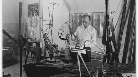Hans Uhlmann in seinem Atelier um 1954