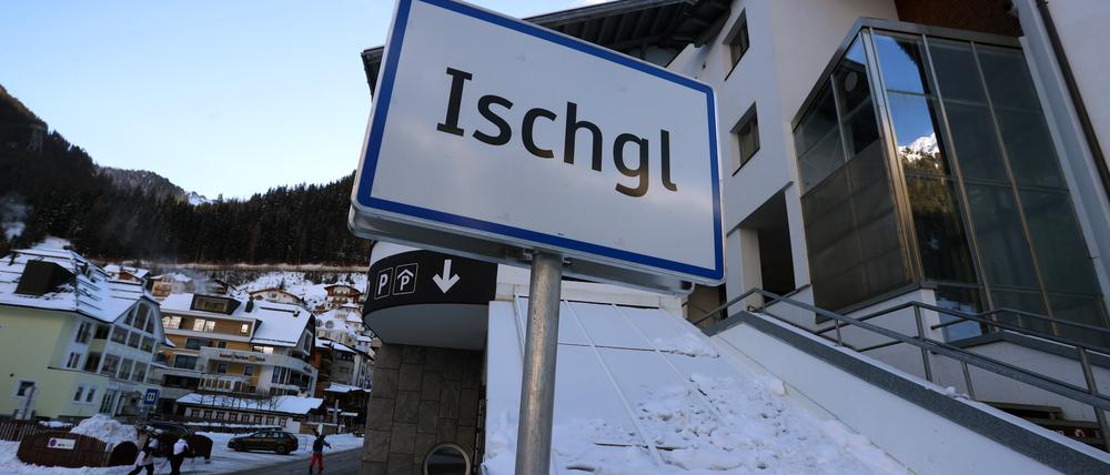 Ein Ortsschild von Ischgl steht nahe der Silvrettabahn.