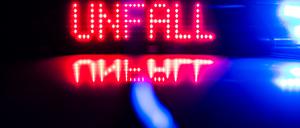 „Unfall“ ist auf dem Dach eines Polizeiautos zu lesen. (Symbolbild)