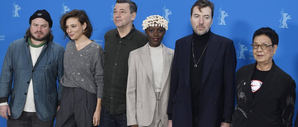 Brady Corbet, Jasmine Trinca, Christian Petzold, Lupita Nyong o, Albert Serra und Ann Hui beim Photocall mit der internationalen Jury auf der Berlinale 2024 / 74. Internationale Filmfestspiele Berlin im Hotel Grand Hyatt. Berlin, 15.02.2024 *** Brady Corbet, Jasmine Trinca, Christian Petzold, Lupita Nyong o, Albert Serra and Ann Hui at the photocall with the international jury at the Berlinale 2024 74 Berlin International Film Festival at the Hotel Grand Hyatt Berlin, 15 02 2024 Foto:xC.xNiehausx/xFuturexImagex jury_4204