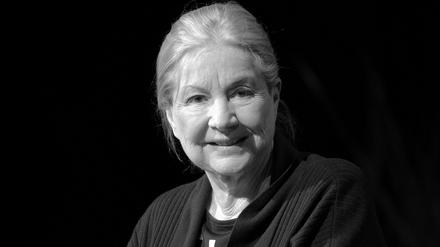 Die Schauspielerin Johanna von Koczian sitzt während eines Lesenachmittags auf der Bühne der «Komödie». Koczian ist tot. Sie sei am 13.02.2024 im Alter von 90 Jahren in Berlin im Kreise ihrer Familie friedlich eingeschlafen, sagte ihre einstige Agentin am 15.02.2024 der Deutschen Presse-Agentur unter Berufung auf die Familie.