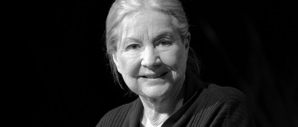 Die Schauspielerin Johanna von Koczian sitzt während eines Lesenachmittags auf der Bühne der «Komödie». Koczian ist tot. Sie sei am 13.02.2024 im Alter von 90 Jahren in Berlin im Kreise ihrer Familie friedlich eingeschlafen, sagte ihre einstige Agentin am 15.02.2024 der Deutschen Presse-Agentur unter Berufung auf die Familie.