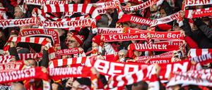 28.01.2024, Berlin: Fußball: Bundesliga, 1. FC Union Berlin - Darmstadt 98, 19. Spieltag, An der Alten Försterei. Fans von Union Berlin feuern ihr Team mit Schals an. Foto: Andreas Gora/dpa - WICHTIGER HINWEIS: Gemäß den Vorgaben der DFL Deutsche Fußball Liga bzw. des DFB Deutscher Fußball-Bund ist es untersagt, in dem Stadion und/oder vom Spiel angefertigte Fotoaufnahmen in Form von Sequenzbildern und/oder videoähnlichen Fotostrecken zu verwerten bzw. verwerten zu lassen. +++ dpa-Bildfunk +++