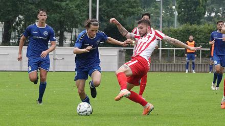Das Hinspiel im Spätsommer 2023 gewann Hertha 03 (am Ball Luis Millgramm, gegen Christian Gawe) 2:1 gegen Lichtenberg 47.