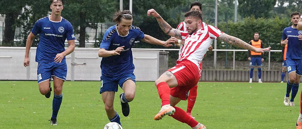 Das Hinspiel im Spätsommer 2023 gewann Hertha 03 (am Ball Luis Millgramm, gegen Christian Gawe) 2:1 gegen Lichtenberg 47.