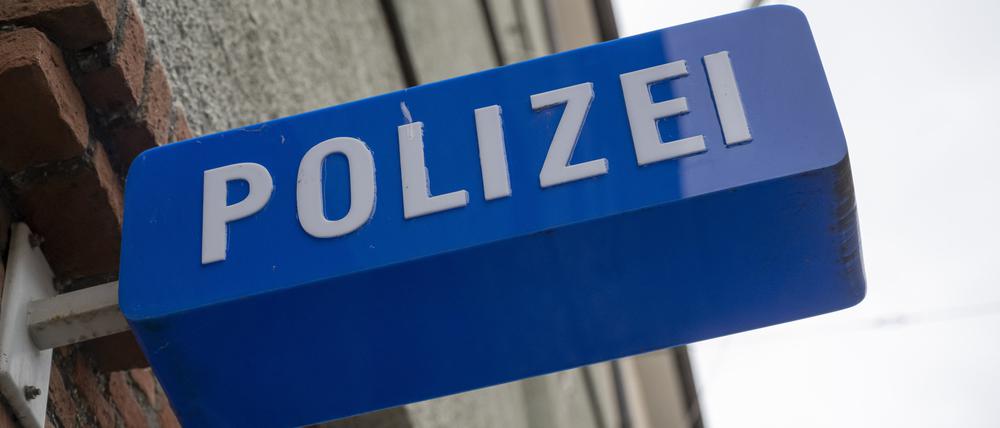Das Eingangsschild zur Polizeiinspektion 11 in der Innenstadt von Schwabach. 