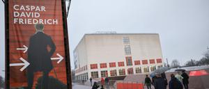 Hamburg: Besucher sind auf dem Weg zur großen Jubiläumsausstellung in der Kunsthalle mit Werken von Caspar David Friedrich. 