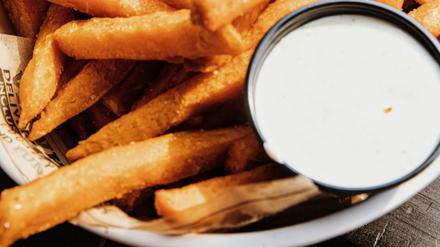 Wird in der Frittenbude das Öl in der Fritteuse zu lange benutzt, saugen sich die Pommes mit Transfettsäuren voll.