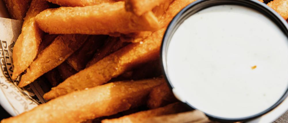 Wird in der Frittenbude das Öl in der Fritteuse zu lange benutzt, saugen sich die Pommes mit Transfettsäuren voll.