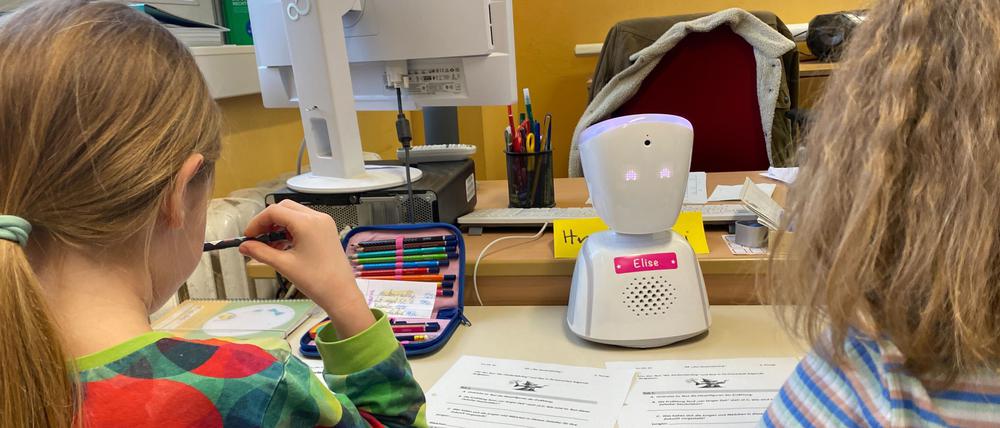 Durch den Avatar im Klassenraum der Grundschule in Friedrichshain kann Elisa weiterhin dem Unterricht folgen.