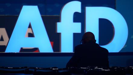 (Symbolbild) Ein Delegierte der AfD wartet auf den Beginn der Europawahlversammlung. 