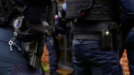 Polizisten bei einer Wohnungsdurchsuchung (Archivbild). 